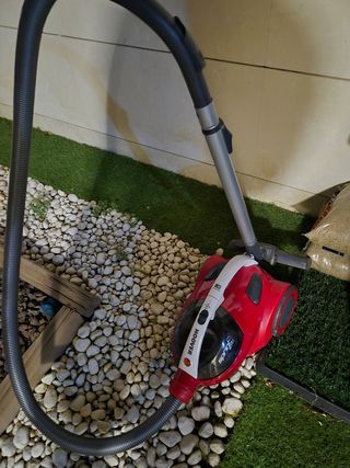 Aspiradora Hoover, roja, sin bolsa
