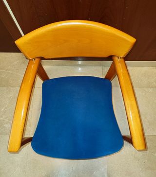 Sillas de madera de cerezo y terciopelo azul