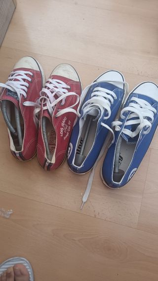 Zapatillas Lois Jeans rojas y mustang azules