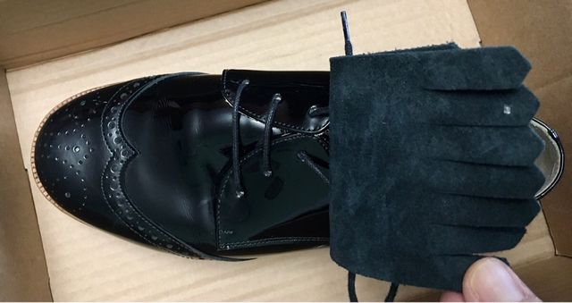 Mocasines charol negros con flecos