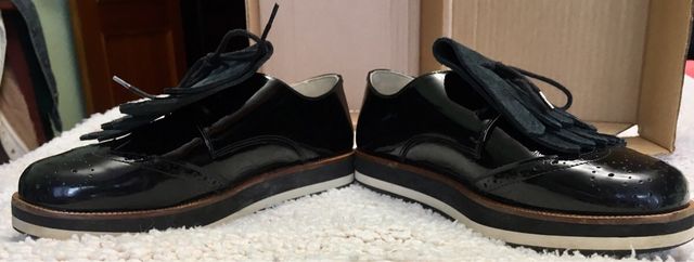 Mocasines charol negros con flecos