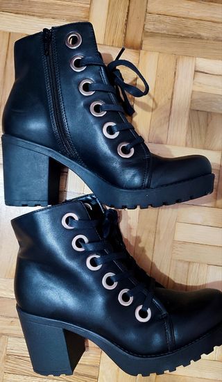 Botines con cordones negros con plataforma ancha