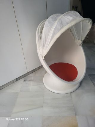 Sillón huevo Ikea blanco y rojo