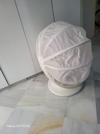 Sillón huevo Ikea blanco y rojo