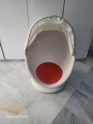 Sillón huevo Ikea blanco y rojo