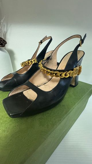 Sandalo Gucci nero con catena