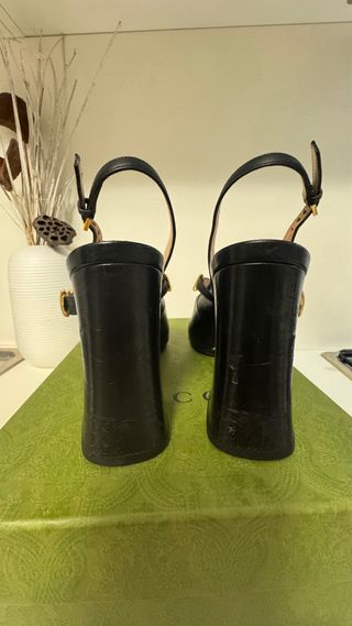 Sandalo Gucci nero con catena