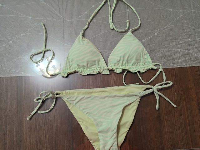Bikini estampado de zebra con dos tonos de verdes.