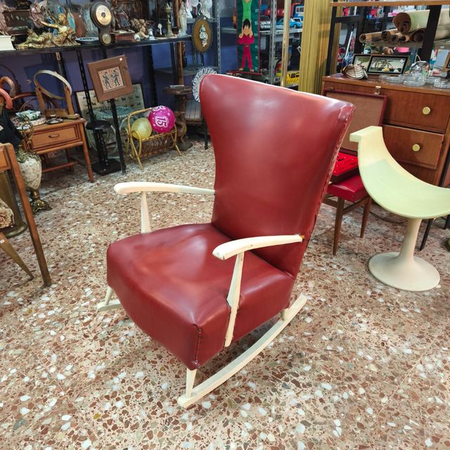 Mecedora vintage roja y blanca