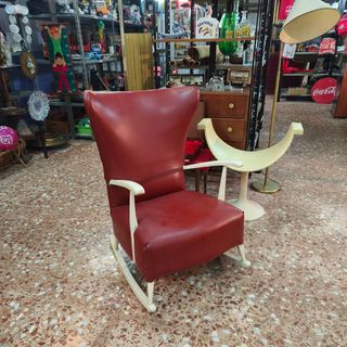 Mecedora vintage roja y blanca