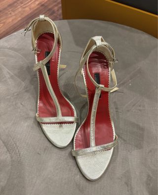 Sandalias Carolina Herrera doradas 38