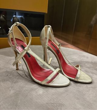 Sandalias Carolina Herrera doradas 38