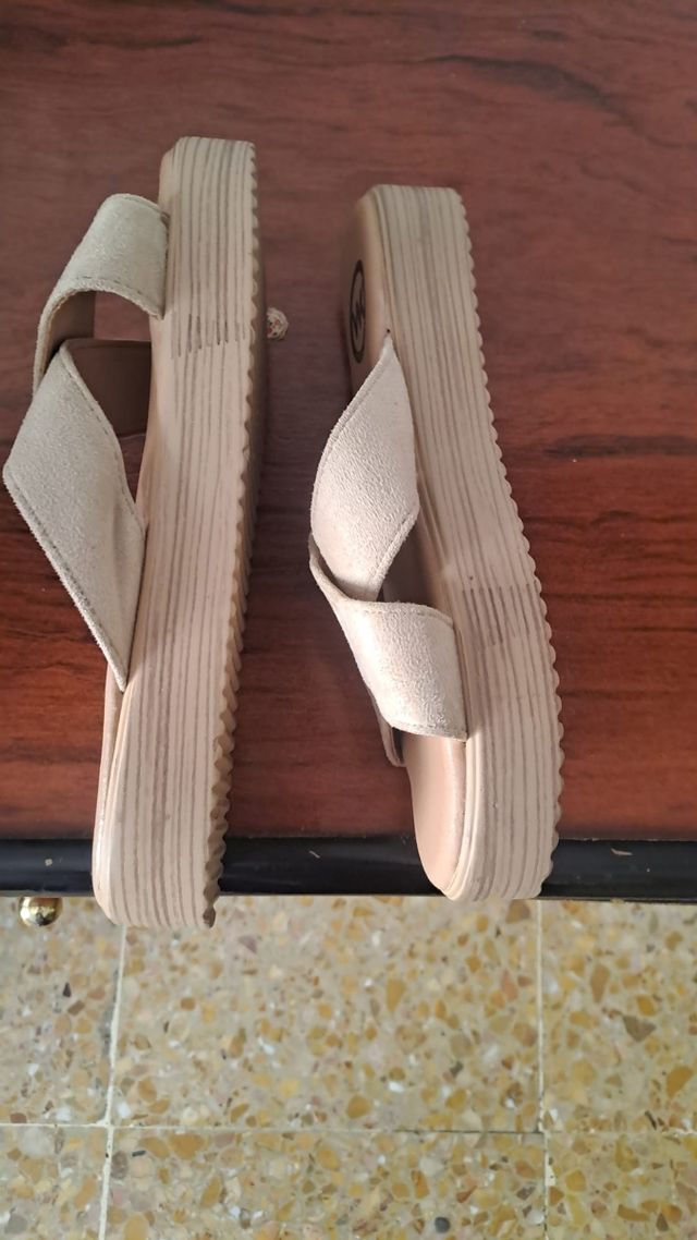 Chanclas YOMAI beige talla 40