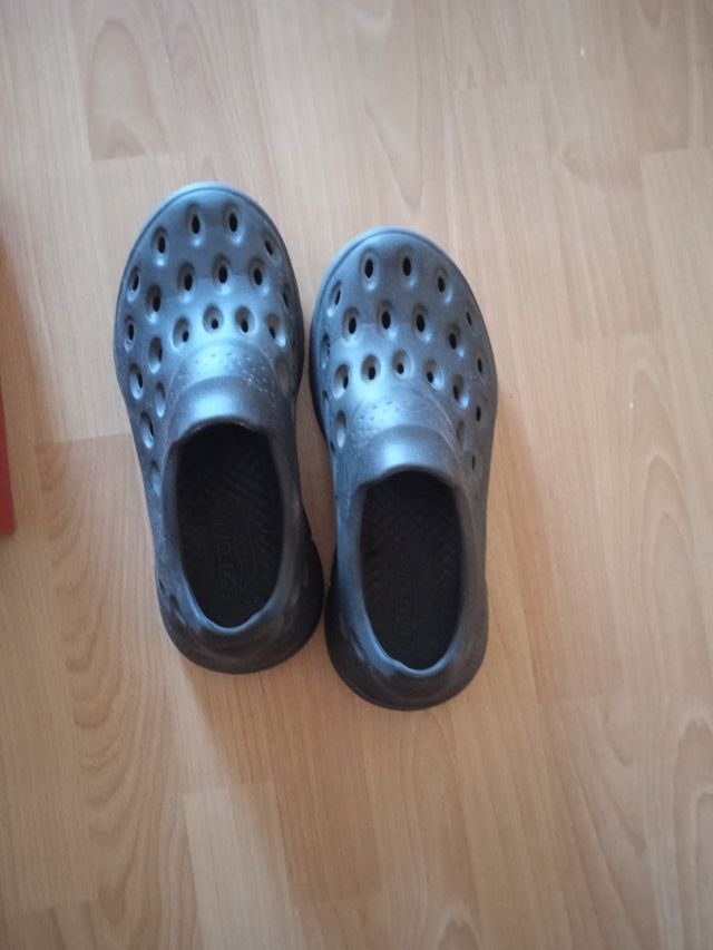 Skechers GoFoam Archfit - Sandalias negras