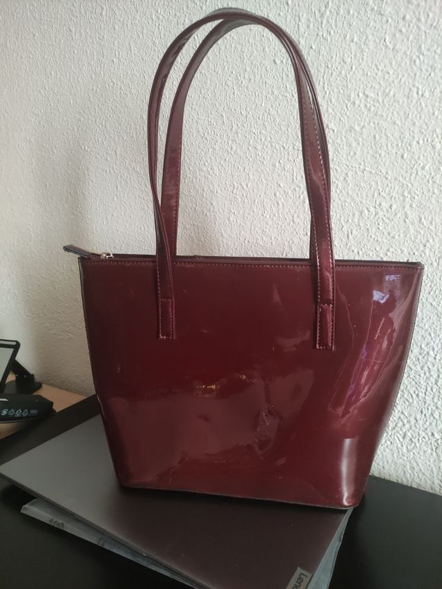 Bolso de hombros  color burdeos