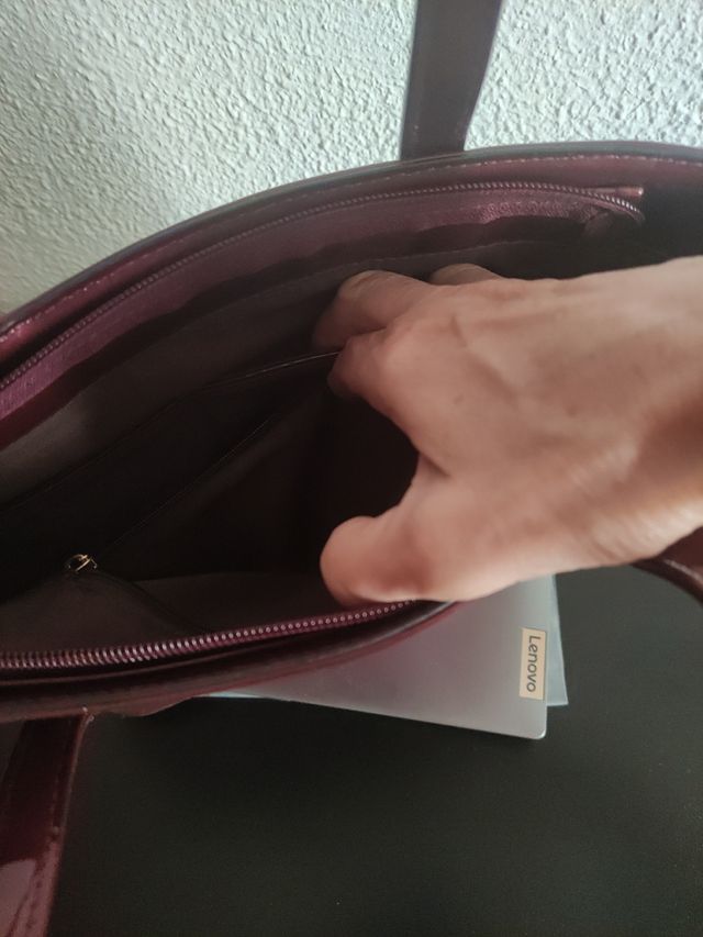 Bolso de hombros  color burdeos