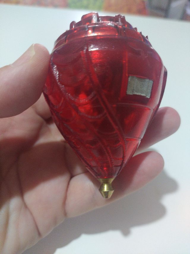 Trompo antiguo de plástico rojo