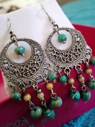 Orecchini pendenti con perline beige e verdi