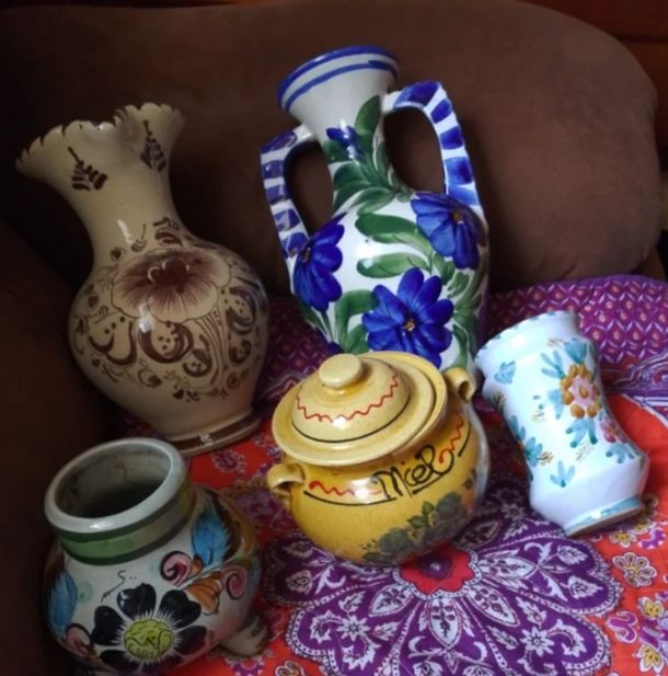 Oggetti in porcellana dipinti a mano