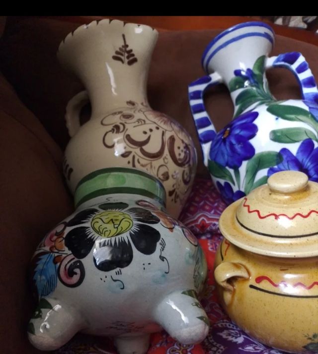 Oggetti in porcellana dipinti a mano