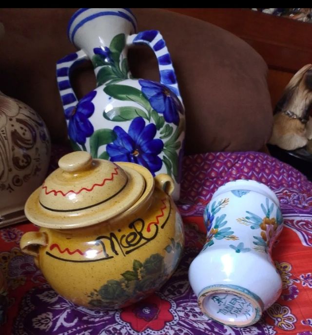 Oggetti in porcellana dipinti a mano