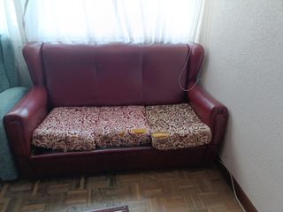 Sofá rojo de piel sintética