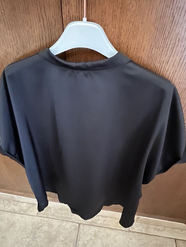 Blusa negra SHEIN Curve XXL más camiseta 
