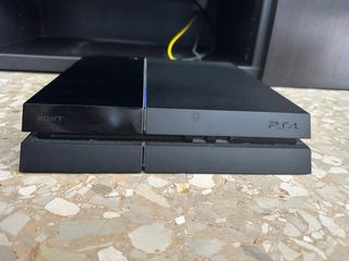 PS4 (PlayStation 4) negra + 2 mandos inalámbricos