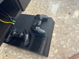 PS4 (PlayStation 4) negra + 2 mandos inalámbricos