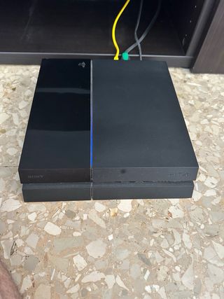 PS4 (PlayStation 4) negra + 2 mandos inalámbricos