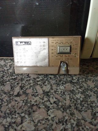 Radio antigua Sanyo.
