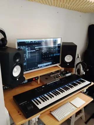 Mesa producción musical madera maciza con bandeja