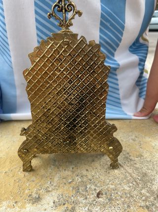 Reloj dorado estilo antiguo