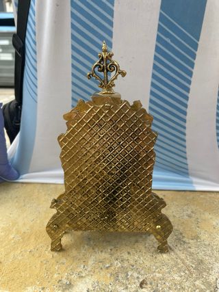 Reloj dorado estilo antiguo