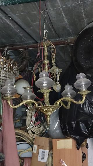 Lámpara antigua dorada con tulipas de cristal