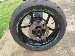 Kawasaki Versys 650cc 2006: llanta, disco y plato.
