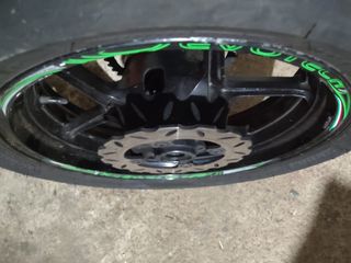 Kawasaki Versys 650cc 2006: llanta, disco y plato.