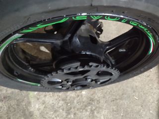 Kawasaki Versys 650cc 2006: llanta, disco y plato.