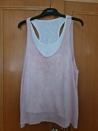 Camiseta rosa y blanca sin mangas