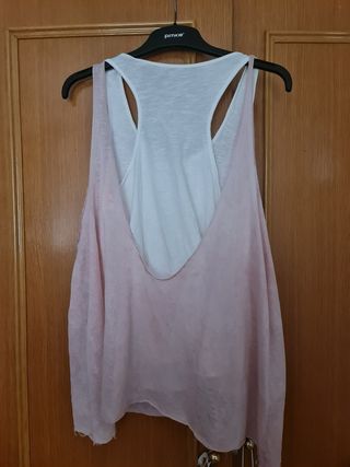 Camiseta rosa y blanca sin mangas