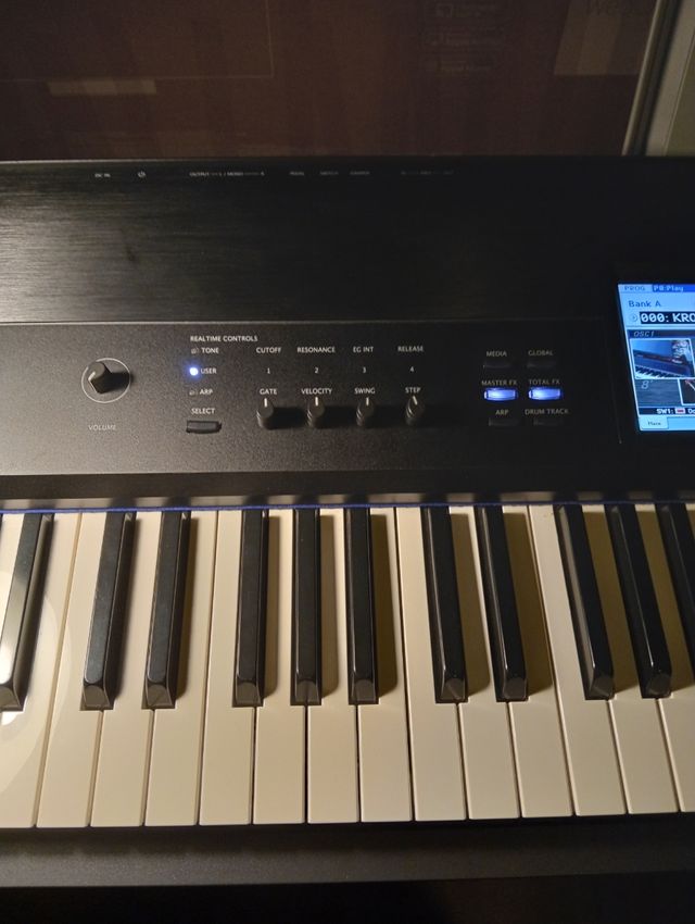 Korg Krome 88 Piano con  maleta, patas y más cosas