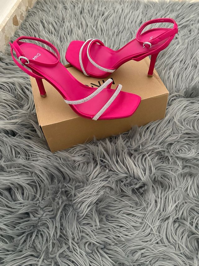 sandalias de tacón fucsia Mango.