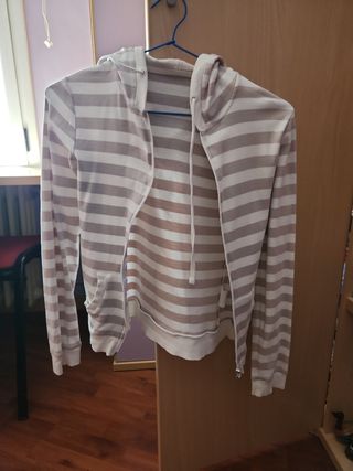 Chaqueta chandal rayas.