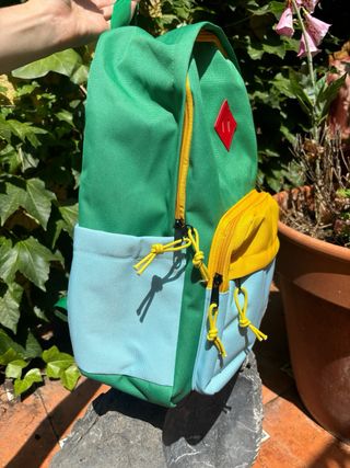 Mochila juvenil verde-amarilla. NUEVA