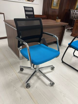 Silla oficina metalica giratoria azul y negra