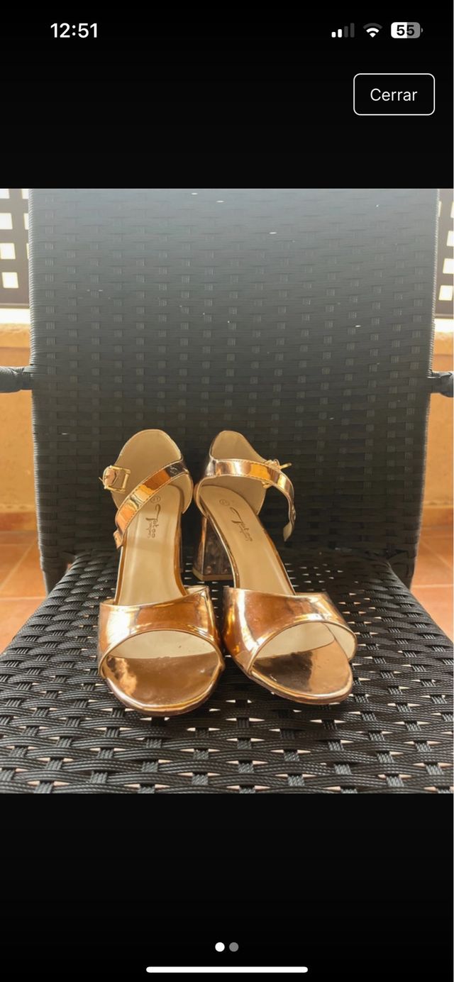 Tacones dorados de tacón grueso