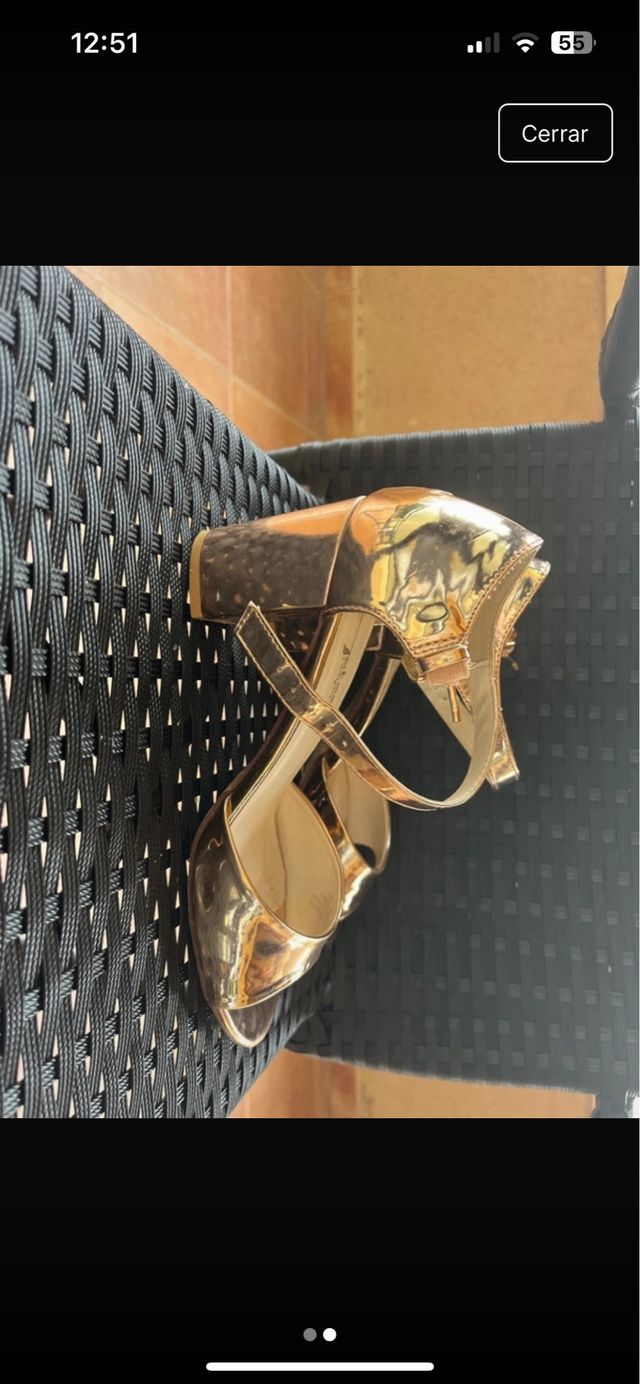 Tacones dorados de tacón grueso