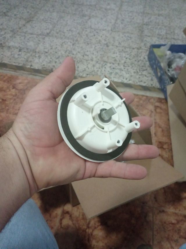 Cerradura caravana blanca con marcas de  tornillos