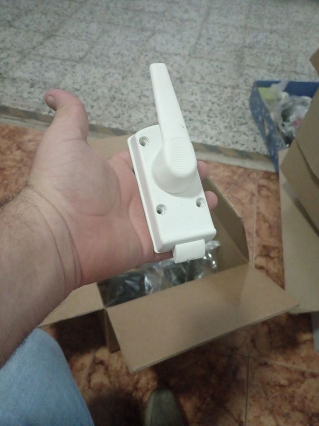 Cerradura caravana blanca con marcas de  tornillos