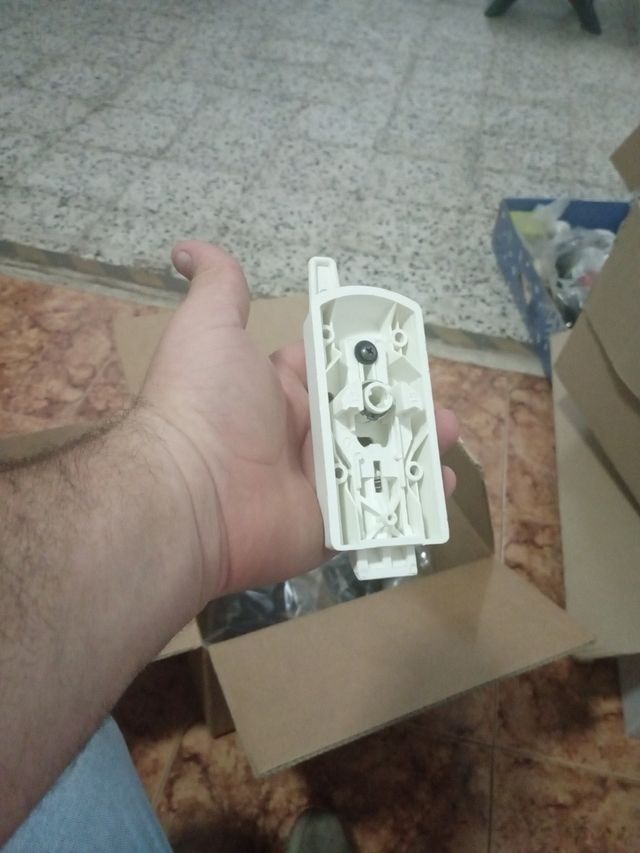 Cerradura caravana blanca con marcas de  tornillos